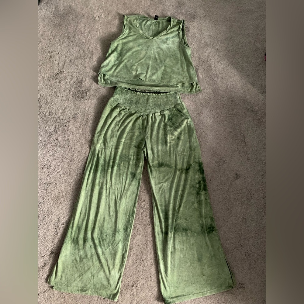 Matching pant with pockets and crop top